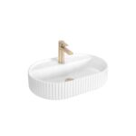 Lavoar ceramic pe blat Rea TR8411G, alb, formă ovală cu design striat